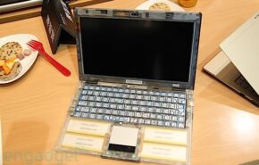 Uma Sony VAIO X transparente