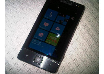 asus01 - O primeiro telefone da Asus com Windows Phone 7.