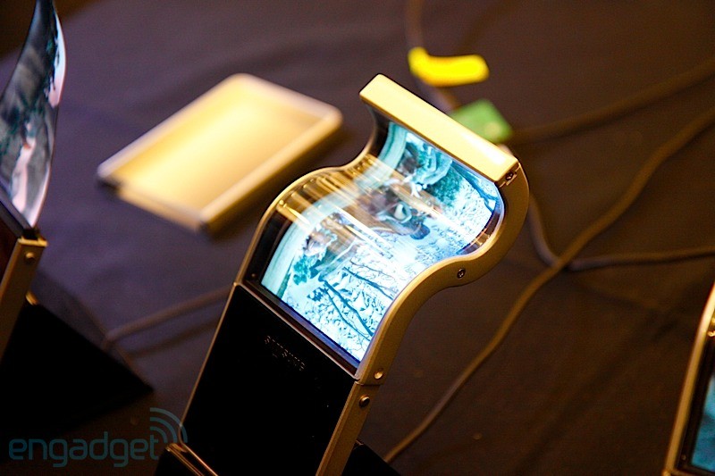 engadget2011 01 0704 59 10ces - Samsung desvela sua tela flexível AMOLED - #CES2011