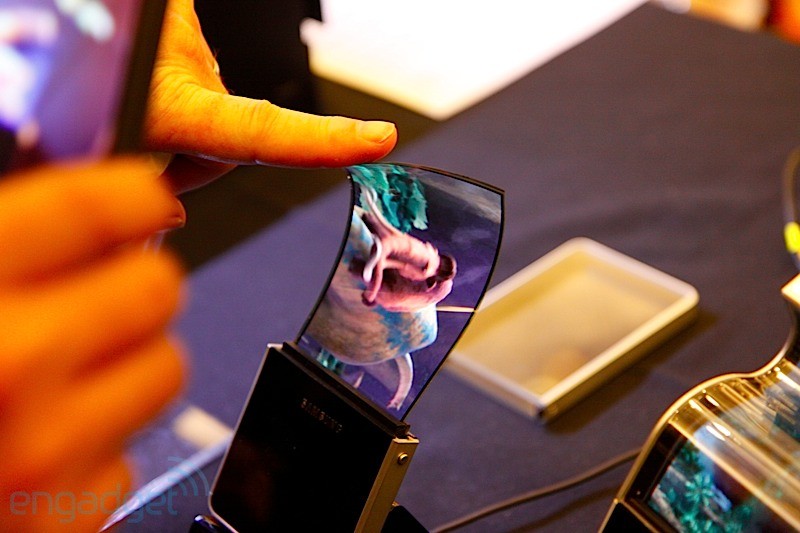engadget2011 01 0704 59 15ces - Samsung desvela sua tela flexível AMOLED - #CES2011