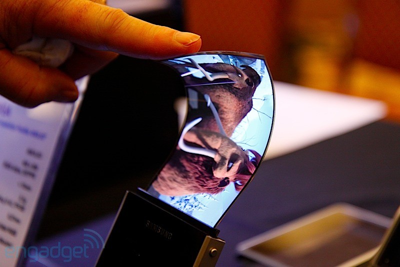 engadget2011 01 0704 59 24ces - Samsung desvela sua tela flexível AMOLED - #CES2011