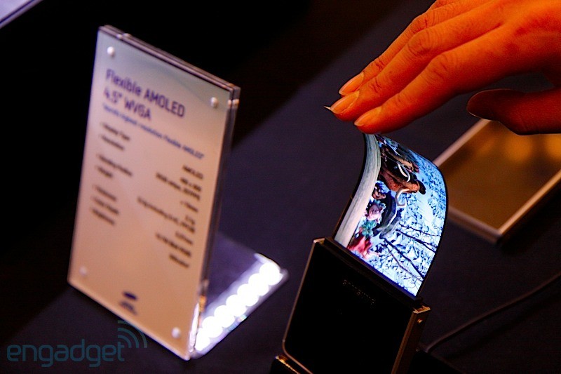 engadget2011 01 0705 00 00ces - Samsung desvela sua tela flexível AMOLED - #CES2011