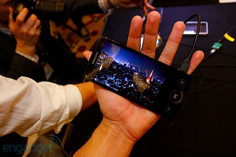 engadget2011 01 0705 03 26ces - Samsung desvela sua tela flexível AMOLED - #CES2011