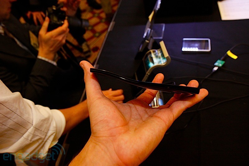 engadget2011 01 0705 03 29ces - Samsung desvela sua tela flexível AMOLED - #CES2011
