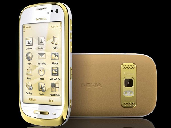 11x0525100334 - Nokia Oro, um C7 com detalhes de luxo