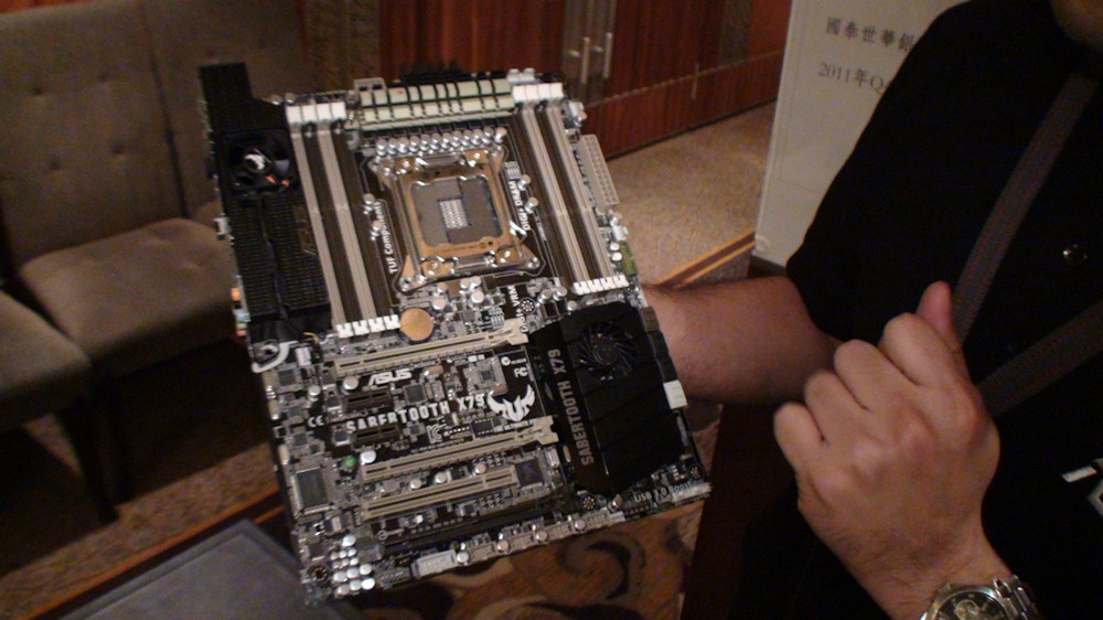 21269 1 asus sabertooth x79 motherboard video preview full - Nova placa mãe Asus Sabertooth X79