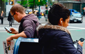 Two people leaning on mail box while using iPhones near Columbus Circle, New York City Apple vai aprovar a app do Google Maps para iOS 6?